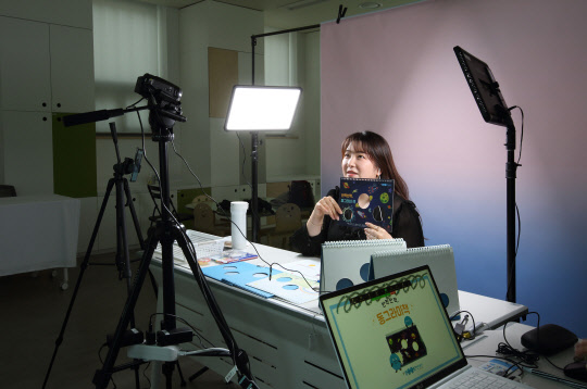 서울 송파구가 송파책박물관과 함께 추진하는 '학교 연계 3종 교육프로그램'의 콘텐츠가 제작 과정에 있는 모습.[사진=서울 송파구 제공]